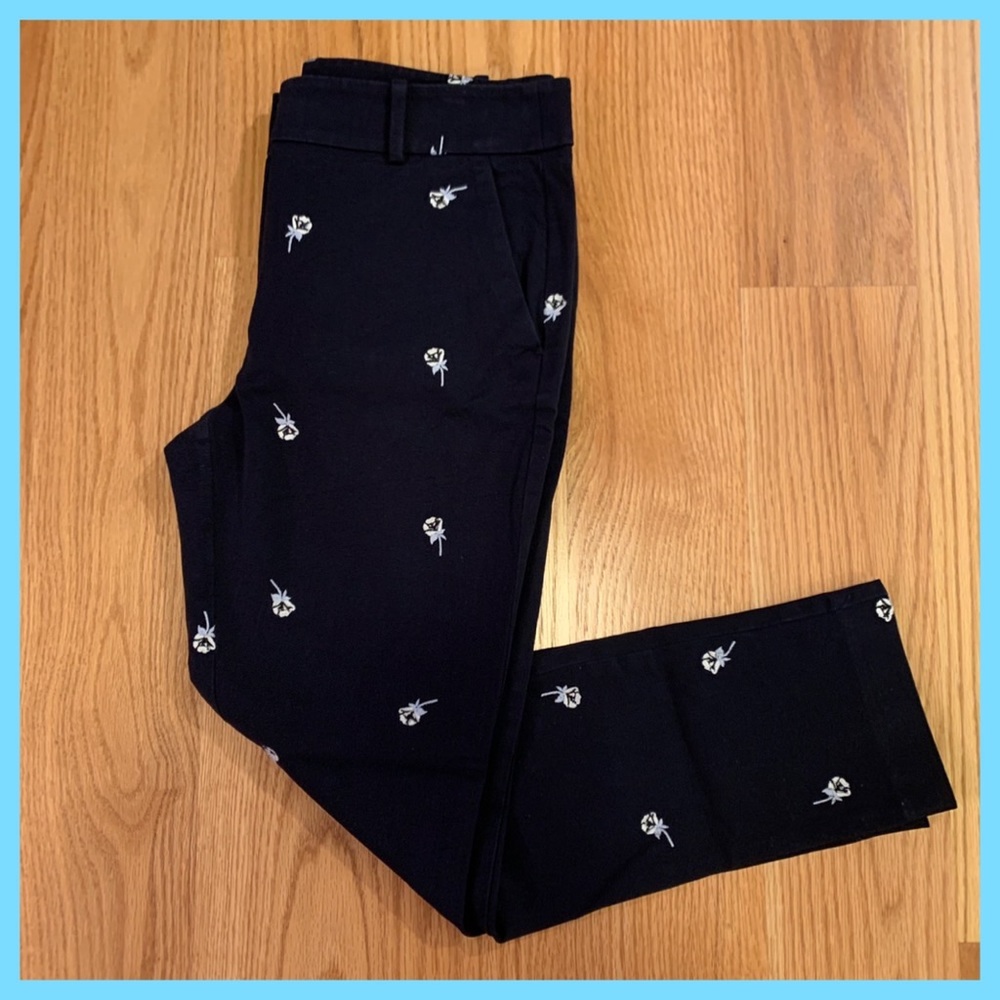 LOFT Marisa Navy Blue Floral Embroidered Crop Ankle Pants in Size 6